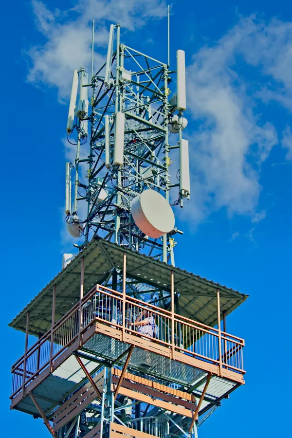 Pylône de télécommunications avec antennes et faisceaux hertziens